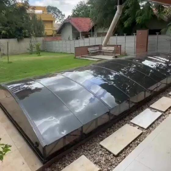 Cobertura Retrátil para Piscina em São Paulo SP Cobertura Retrátil para Piscina em São Paulo SP — Cobertura em pátio de comércio com mesas externas
