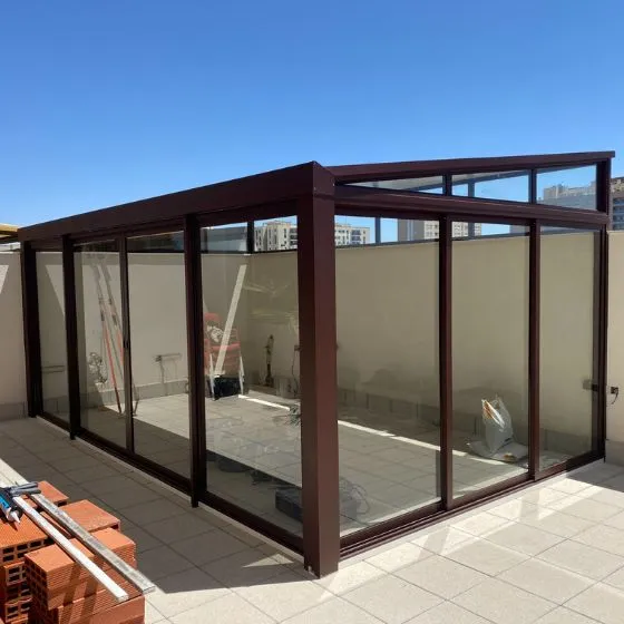 Coberturas de Vidro em São Paulo SP — Cobertura em pátio de comércio com mesas externas