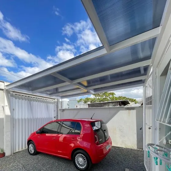 Pergolado de Alumínio com Policarbonato em São Paulo SP Pergolado de Alumínio com Policarbonato em São Paulo SP — Instalação em garagem residencial