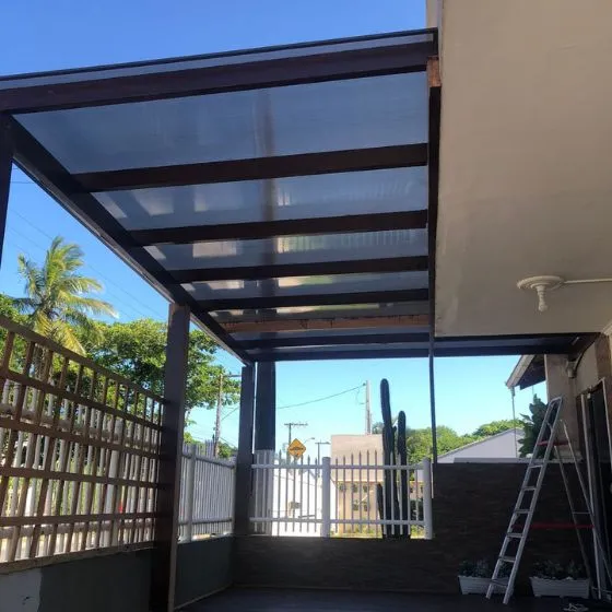 Pergolado de Alumínio com Policarbonato em São Paulo SP Pergolado de Alumínio com Policarbonato em São Paulo SP — Cobertura em pátio de comércio com mesas externas