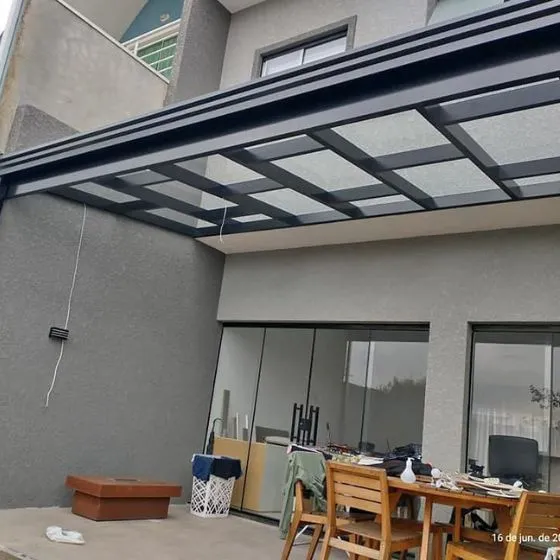 Pergolado de Alumínio com Policarbonato em São Paulo SP Pergolado de Alumínio com Policarbonato em São Paulo SP — Cobertura com estrutura metálica reforçada