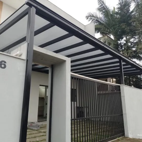 Pergolado Fixo de Ferro em São Paulo SP Pergolado Fixo de Ferro em São Paulo SP — Cobertura em pátio de comércio com mesas externas