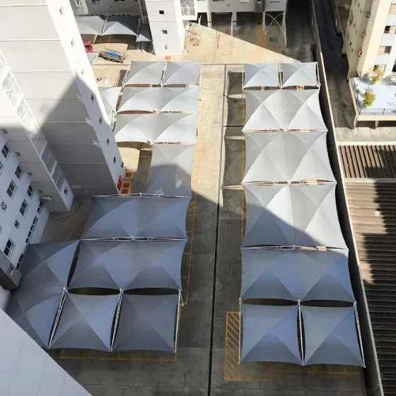 Sombreadores para Veículos em São Paulo SP Sombreadores para Veículos em São Paulo SP — Cobertura em pátio de comércio com mesas externas