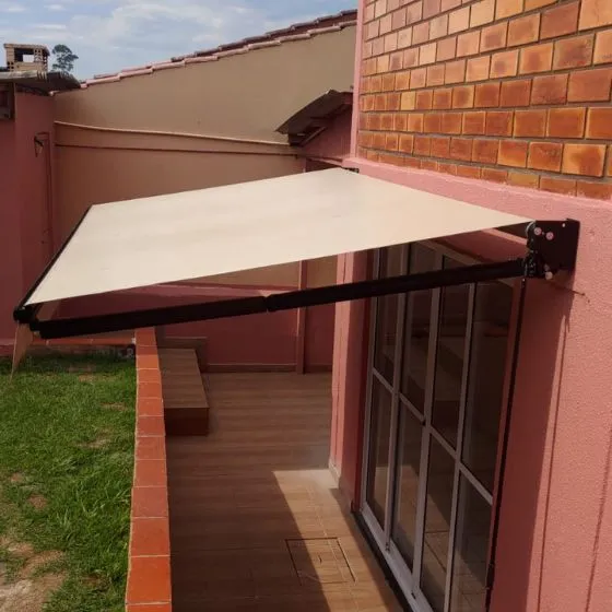 Toldo Articulado em São Paulo SP — Cobertura em pátio de comércio com mesas externas