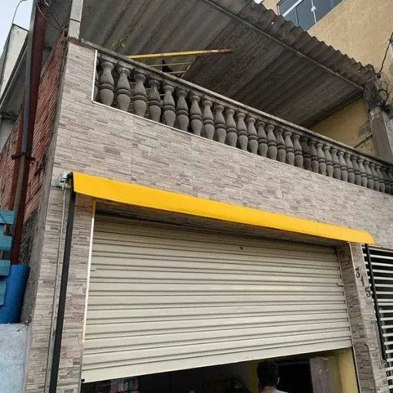 Toldo Cortina com Braços Laterais em São Paulo SP Toldo Cortina com Braços Laterais em São Paulo SP — Cobertura em área de piscina