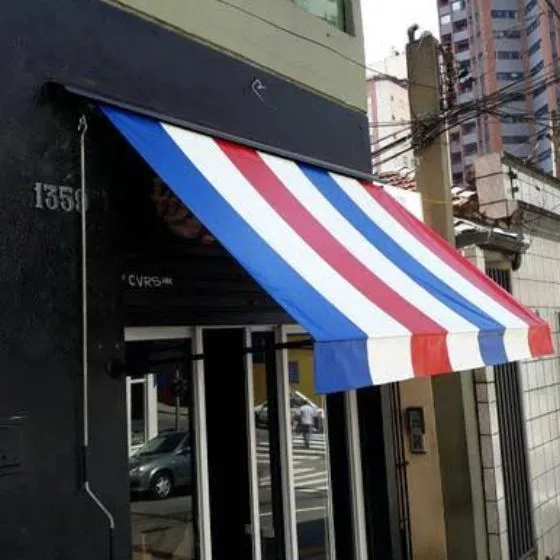 Toldo Cortina com Braços Laterais em São Paulo SP Toldo Cortina com Braços Laterais em São Paulo SP — Instalação em área gourmet com churrasqueira