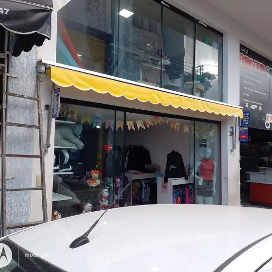 Toldo Cortina com Braços Laterais em São Paulo SP Toldo Cortina com Braços Laterais em São Paulo SP — Cobertura em pátio de comércio com mesas externas