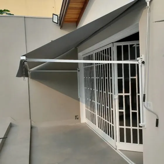 Toldo Cortina com Braços Laterais em São Paulo SP Toldo Cortina com Braços Laterais em São Paulo SP — Cobertura com estrutura metálica reforçada