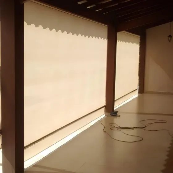 Toldo Cortina de Tela Screen em São Paulo SP Toldo Cortina de Tela Screen em São Paulo SP — Instalação em área gourmet com churrasqueira