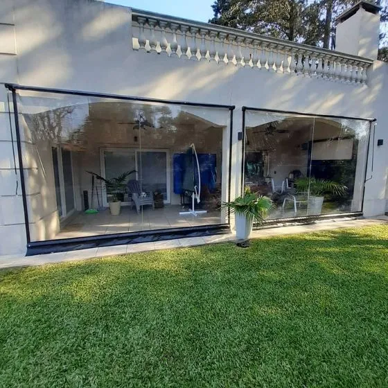Toldo Cortina Fechamento Vertical em São Paulo SP Toldo Cortina Fechamento Vertical em São Paulo SP — Cobertura em quintal residencial coberto