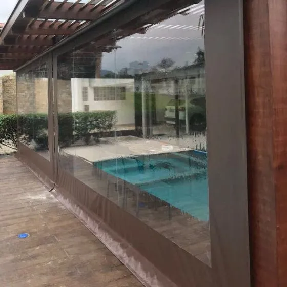 Toldo Cortina Fechamento Vertical em São Paulo SP Toldo Cortina Fechamento Vertical em São Paulo SP — Cobertura em pátio de comércio com mesas externas