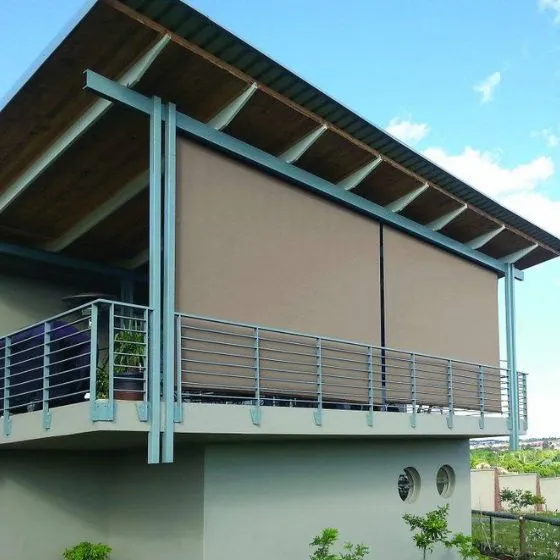 Toldo Cortina Fechamento Vertical em São Paulo SP Toldo Cortina Fechamento Vertical em São Paulo SP — Cobertura com calha lateral para escoamento