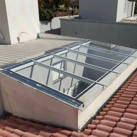 Toldo Fixo Policarbonato Compacto em São Paulo SP Toldo Fixo Policarbonato Compacto em São Paulo SP — Cobertura em pátio de comércio com mesas externas