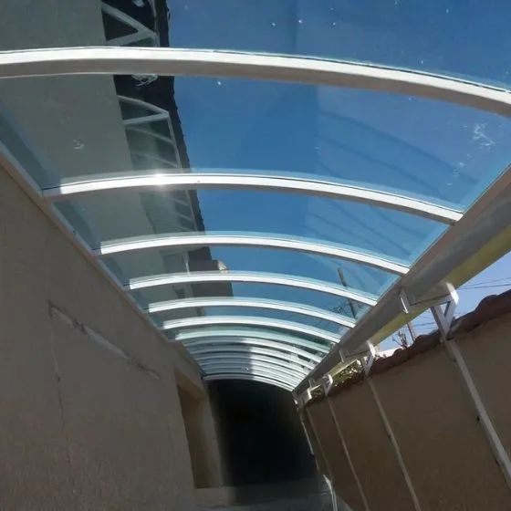 Toldo Fixo Policarbonato Compacto em São Paulo SP Toldo Fixo Policarbonato Compacto em São Paulo SP — Instalação em estacionamento