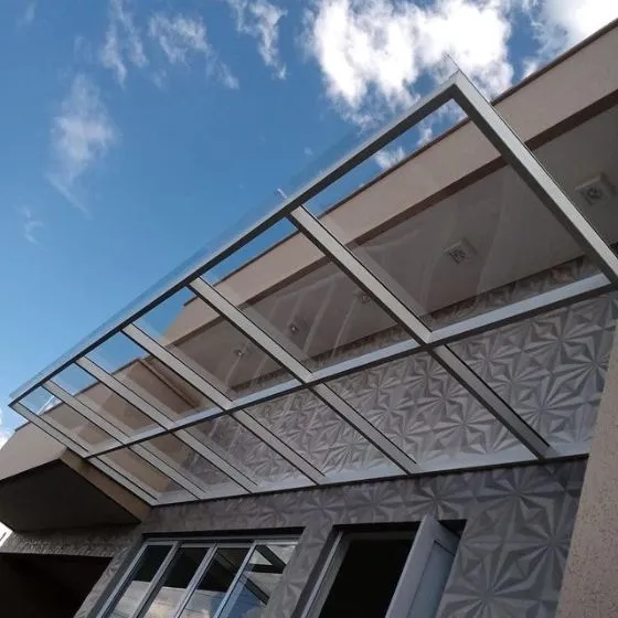 Toldo Fixo Policarbonato Compacto em São Paulo SP Toldo Fixo Policarbonato Compacto em São Paulo SP — Cobertura com estrutura metálica reforçada