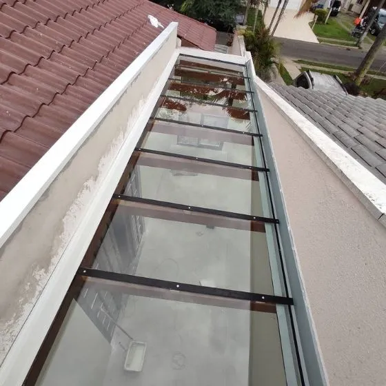 Toldo Fixo Policarbonato Compacto em São Paulo SP Toldo Fixo Policarbonato Compacto em São Paulo SP — Cobertura em passagem coberta entre ambientes