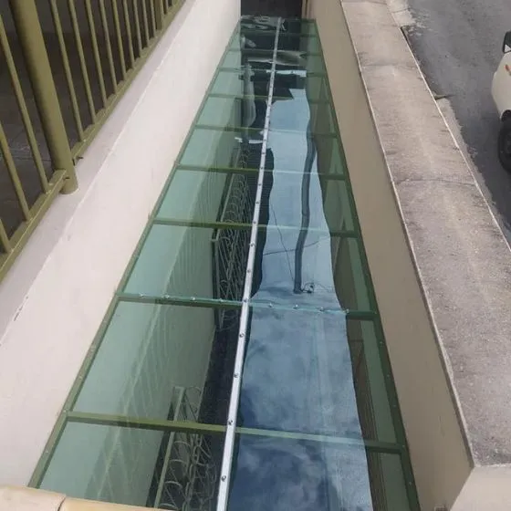 Toldo Fixo Policarbonato Compacto em São Paulo SP Toldo Fixo Policarbonato Compacto em São Paulo SP — Cobertura com calha lateral para escoamento