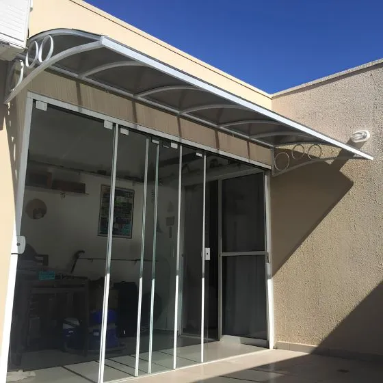 Toldo Policarbonato Alveolar em São Paulo SP Toldo Policarbonato Alveolar em São Paulo SP — Cobertura em quintal residencial coberto