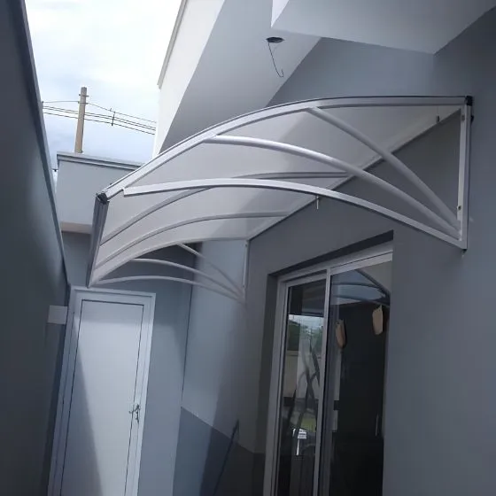 Toldo Policarbonato Alveolar em São Paulo SP Toldo Policarbonato Alveolar em São Paulo SP — Cobertura em pátio de comércio com mesas externas