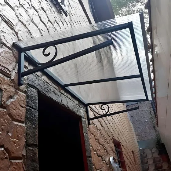 Toldo Policarbonato Alveolar em São Paulo SP Toldo Policarbonato Alveolar em São Paulo SP — Cobertura em passagem coberta entre ambientes