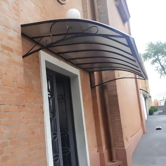 Toldo Policarbonato Alveolar em São Paulo SP Toldo Policarbonato Alveolar em São Paulo SP — Instalação em fachada comercial